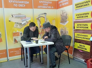 Відвідувач експозиції ОЛИС на виставці