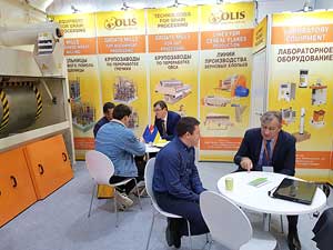 Посетители сельскохозяйственной выставки на стенде Олис
