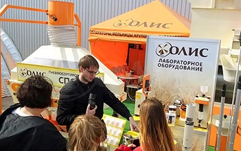 Фахівці ТОВ «ОЛІС» демонструють роботу обладнання. Фахівці ТОВ «ОЛІС» демонструють роботу обладнання.