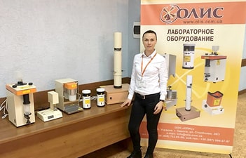 Співробітник ОЛИС представляє лабораторне обладнання з переробки зерна
