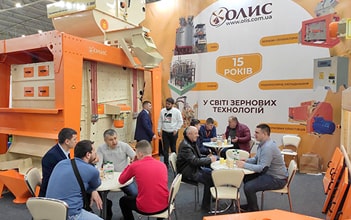 Відвідувачі стенду компанії Олис
